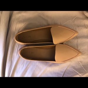Beige pointed flats